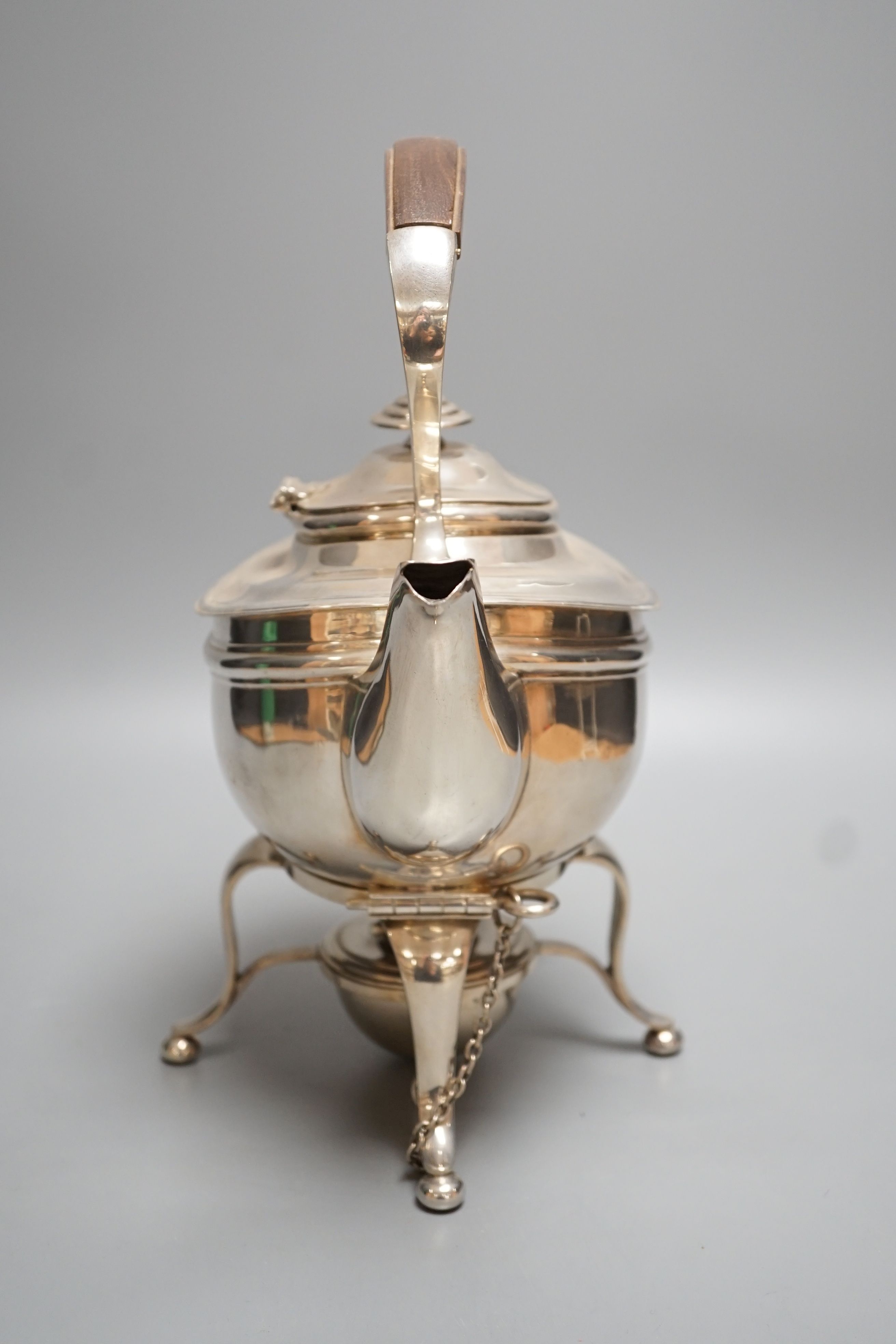 A George V silver tea kettle on stand, with burner, Heming & Co Ltd, London, 1932, height 31.4cm, gross 51.5oz.